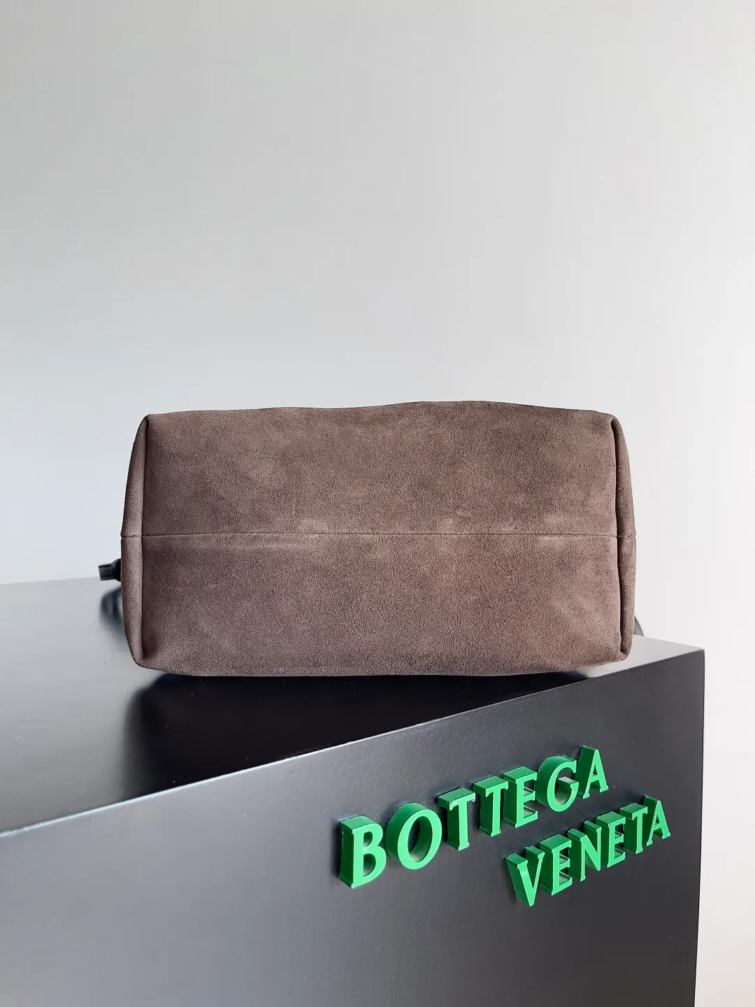 Batch 1660 BOTTEGA VENETA 2025 new product pinacoteca has super soft leather, and the weaving function, practicality and relaxed fashion sense have not fallen behind❤️‍🔥Amway has given sisters a must-have bag when going out. The size of the bag also accurately meets the commuting needs of urban beauties. It can accommodate mobile phones, keys, lipstick, powder, sunscreen, shopping bags...all of it! ! ! 🔥The capacity should not be underestimated~ It does not choose people, clothes, or occasions. With its majestic curved outline, exquisite woven texture, delicate edges and rounded handles, this woven vegetable basket bag truly achieves the goal of "dressing up and being fashionable without getting in the way"~ Are you interested in Jimei? Style number: 819004 Size: 24*15*12cm